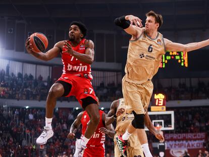 Mckissic, sensacional durante el encuentro, entra a canasta ante Vesely.