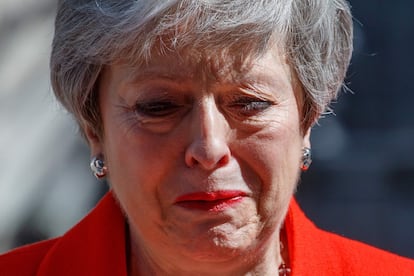Incapaz de sacar adelante su plan para una salida pactada con la UE, la primera ministra británica, Theresa May, anuncia su dimisión ante la puerta de Downing Street, el 7 de junio de 2019.