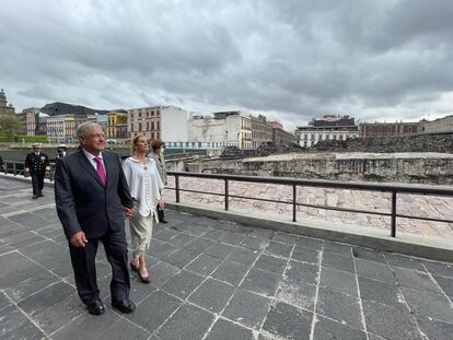 El presidente Andrés Manuel López Obrador, y su esposa durante la ceremonia  de conmemoración de los 700 años de la fundación de México-Tenochtitlan en el Museo del Templo Mayor el 13 de mayo.