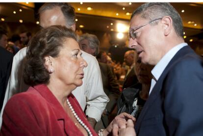 La alcaldesa de Valencia, Rita Barberá, conversa con el alcalde de Madrid, Alberto Ruiz-Gallardón, en Toledo.