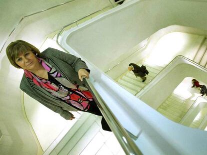 Ana Gosálvez, junto a una de sus obras, el suelo del centro cultural CaixaForum Madrid.