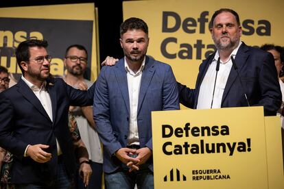 El cabeza de lista de ERC, Gabriel Rufián, junto al presidente de la Generalitat, Pere Aragonès (izquierda), y el presidente del partido, Oriol Junqueras (derecha), comparece en Barcelona para valorar los resultados electorales. 