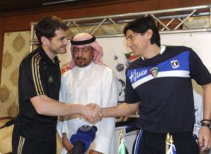 Casillas, saluda al entrenador de la selección de Kuwait, Goran Tufegdzic