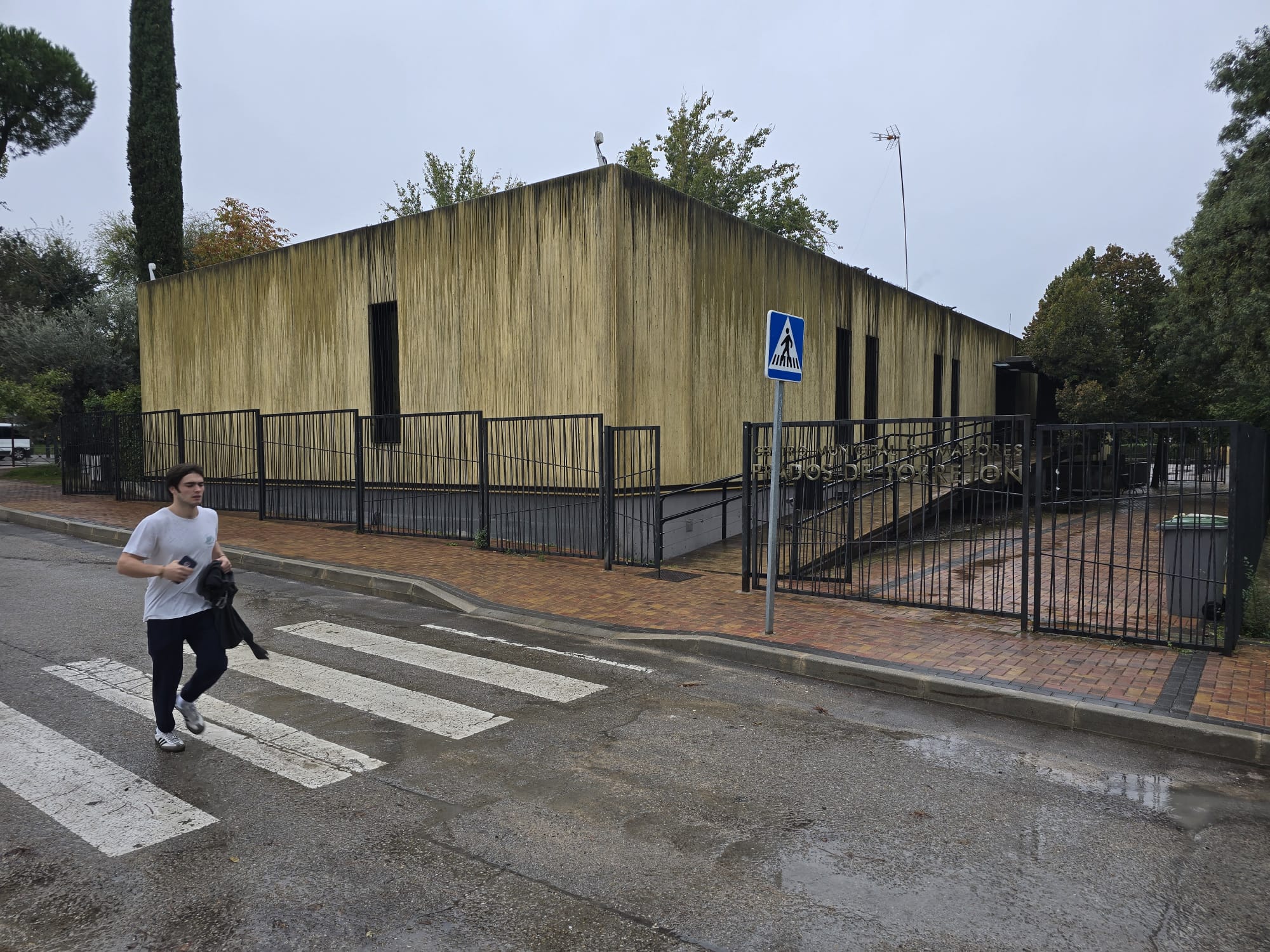 Un hombre pasa corriendo por delante del Centro de Mayores Prados de Torrejón, en el municipio de Pozuelo de Alarcón (Comunidad de Madrid).