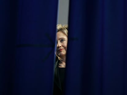 La candidata demócrata a la presidencia estadounidense Hillary Clinton, antes de dar un mitin en Cedar Rapids, en Iowa, el domingo.