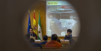 Óscar de la Cruz, comandante de la Unidad Operativa Central de la Guardia Civil, muestra en la Universidad Pablo de Olavide las principales armas del cibercrimen.