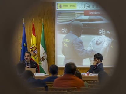 Óscar de la Cruz, comandante de la Unidad Operativa Central de la Guardia Civil, muestra en la Universidad Pablo de Olavide las principales armas del cibercrimen.