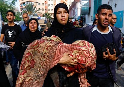 Una mujer sostiene el cuerpo de un menor muerto en ataques israelíes, este miércoles en Jan Yunis. 