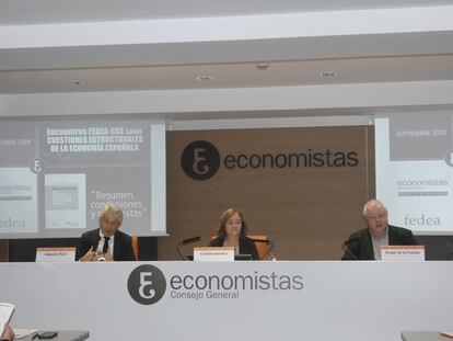 El presidente del Consejo General de Economistas, Valentín Pich,  el director de Fedea, Ángel de la Fuente, y la presidenta de la AIReF, Cristina Herrero.