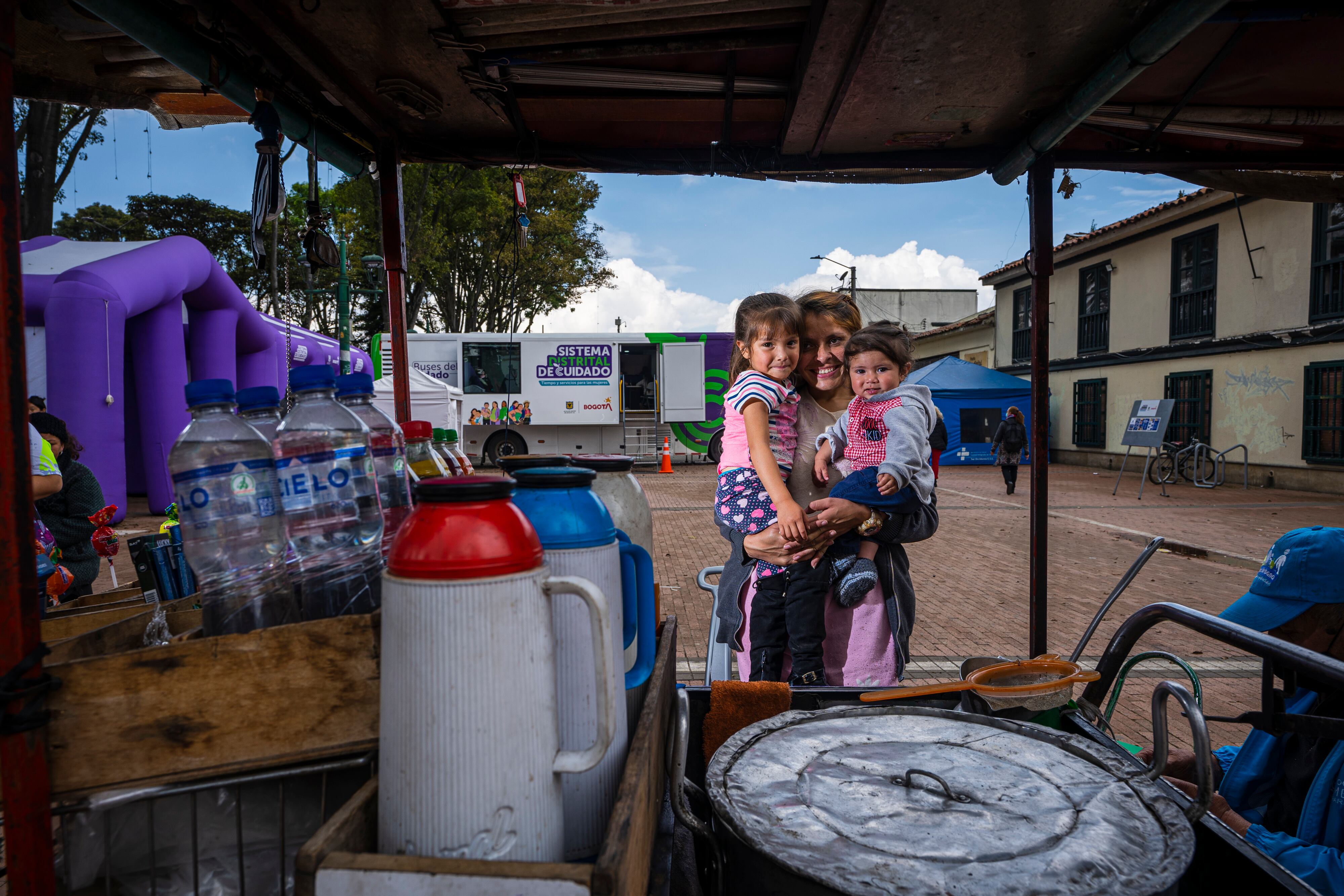 Kimberly León, junto a su hija y su sobrino en el puesto ambulante que atiende.