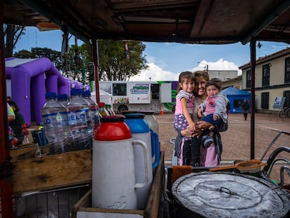 Kimberly junto a su hija y su sobrino en el puesto ambulante que atiende.