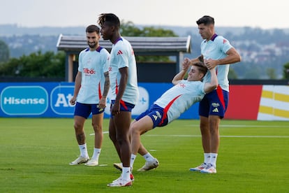 Desde la izquierda, Baena, Williams, Fermín y Morata, el martes durante un entrenamiento de la selección española en Donaueschingen.