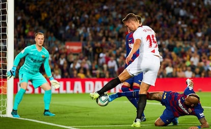 De Jong, en una acción contra el Barcelona.