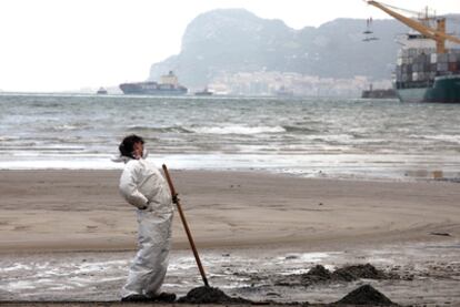 Trabajos de limpieza del vertido oleoso procedente de Gibraltar que afecta a las playas de Algeciras