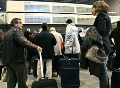 Pasajeros del AVE en Sevilla embarcan hasta la estación intermedia de La Sagra, desde la que serán traslados en autobús a Madrid.