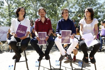 Desde la izquieda, Carolina Bescansa, Íñigo Errejón, Pablo Iglesias e Irene Montero, en el acto de presentación de las líneas maestras y el calendario de la campaña electoral de Podemos en las elecciones legislativas del 26-J. Lema "La sonrisa de un país", el 2 de junio de 2016.