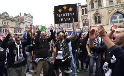 Aficionados del Juventus en las calles de Cardiff.