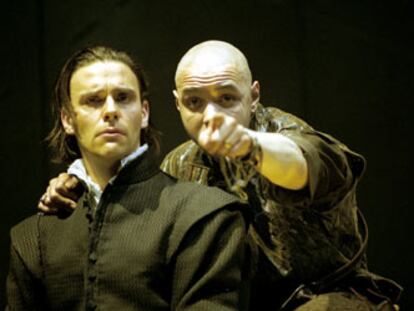 Joseph Millson y Simon Trinder, de la Royal Shakespeare Company, en <i>El perro del hortelano.</i>
<i></i>