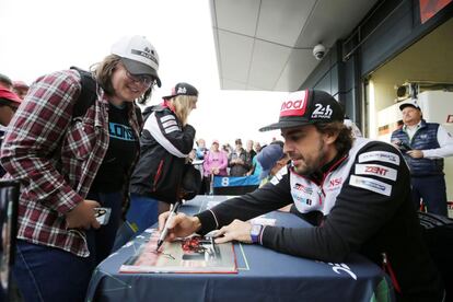 El español Fernando Alonso, que lidera el Mundial de resistencia (WEC) junto al suizo Sebastien Buemi y al japonés Kazuki Nakajima, en el equipo Toyota Gazoo Racing, y que firma autógrafos antes del inicio hoy de la carrera de las Seis Horas de Silverstone.