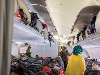 Uno de los vuelos de evacuación organizados por las autoridades francesas, este miércoles en el aeropuerto de Niamey.