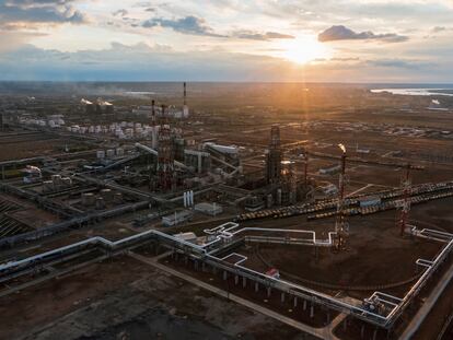 Vista general de la refinería de petróleo de la compañía Lukoil en Volgogrado, Rusia, el 22 de abril de 2022.