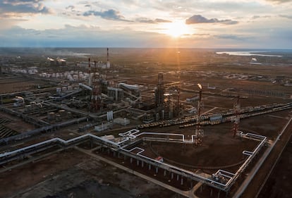 Vista general de la refinería de petróleo de la compañía Lukoil en Volgogrado, Rusia, el 22 de abril de 2022.