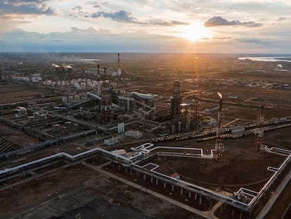 Vista general de la refinería de petróleo de la compañía Lukoil en Volgogrado, Rusia, el 22 de abril de 2022.