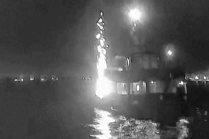 Momento en que la Flotilla 'Family Boat' está impactada por el dron que provoca el incendio, cerca de Túnez, este martes. 