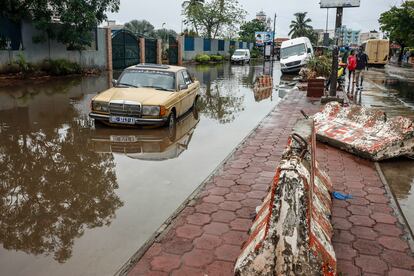 Un taxi ha quedado abandonado por su dueño en un gran charco en la zona de Grand Dakar, donde las fuertes lluvias de las últimas semanas han dificultado las comunicaciones y provocados daños en las principales vías de entrada y salida de la ciudad. La rotura de una tubería por la presión del agua cerca de esta zona a comienzos de agosto provocó la inundación de la autopista y un gigantesco atasco, con la circulación prácticamente bloqueada durante unas seis horas.