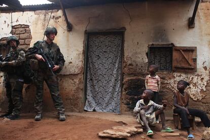 Soldados franceses durante una patrulla en un barrio en Bangui, donde tuvo lugar un tiroteo la noche del mircoles.