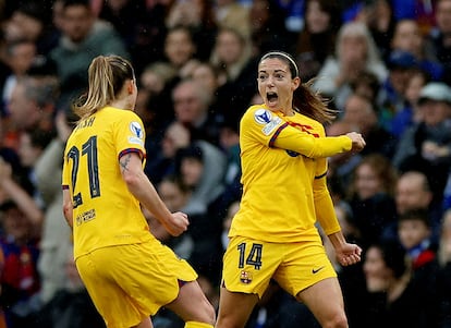 Aitana Bonmatí y Keira Walsh celebran el primer gol del Barcelona frente al Chelsea.