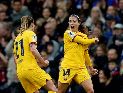 Aitana Bonmatí y Keira Walsh celebran el primer gol del Barcelona frente al Chelsea.