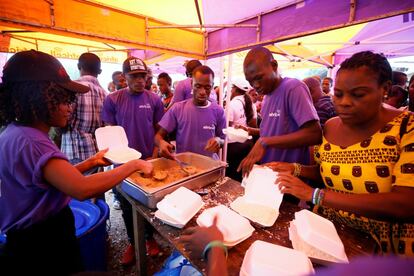 Una ONG ofrece comidas a las víctimas supervivientes de los corrimientos de tierra dentro de un campo de desplazados en Regent, cerca de Freetown, la capital de Sierra Leona. El viernes, la Cruz Roja alertaba de que aún hay 600 desaparecidos. 