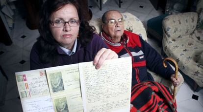 Felipe Gallardo y su hija Purificación, en su casa de Móstoles.