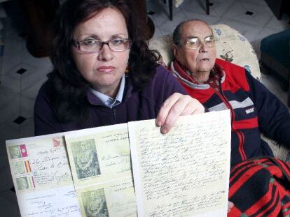 Felipe Gallardo y su hija Purificación, en su casa de Móstoles.