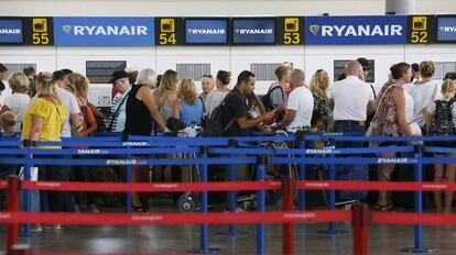 Decenas de viajeros hacen cola en el aeropuerto de Alicante en los mostradores de embarque de la compañía Ryanair.
 
 