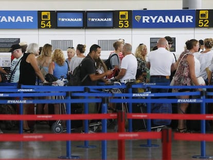 Decenas de viajeros hacen cola en el aeropuerto de Alicante en los mostradores de embarque de la compañía Ryanair.
 
 