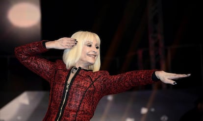 Raffaella Carrà posa para los fotógrafos durante la presentación del nuevo programa de televisión 'Forte Forte Forte' en los Estudios Voxson, en Roma, en enero de 2015. La carrera de la artista, nacida en Bolonia, comenzó cuando apenas tenía 18 años. Bailarina y cantante, debutó en el programa de televisión 'Tempo di danza' en 1961.