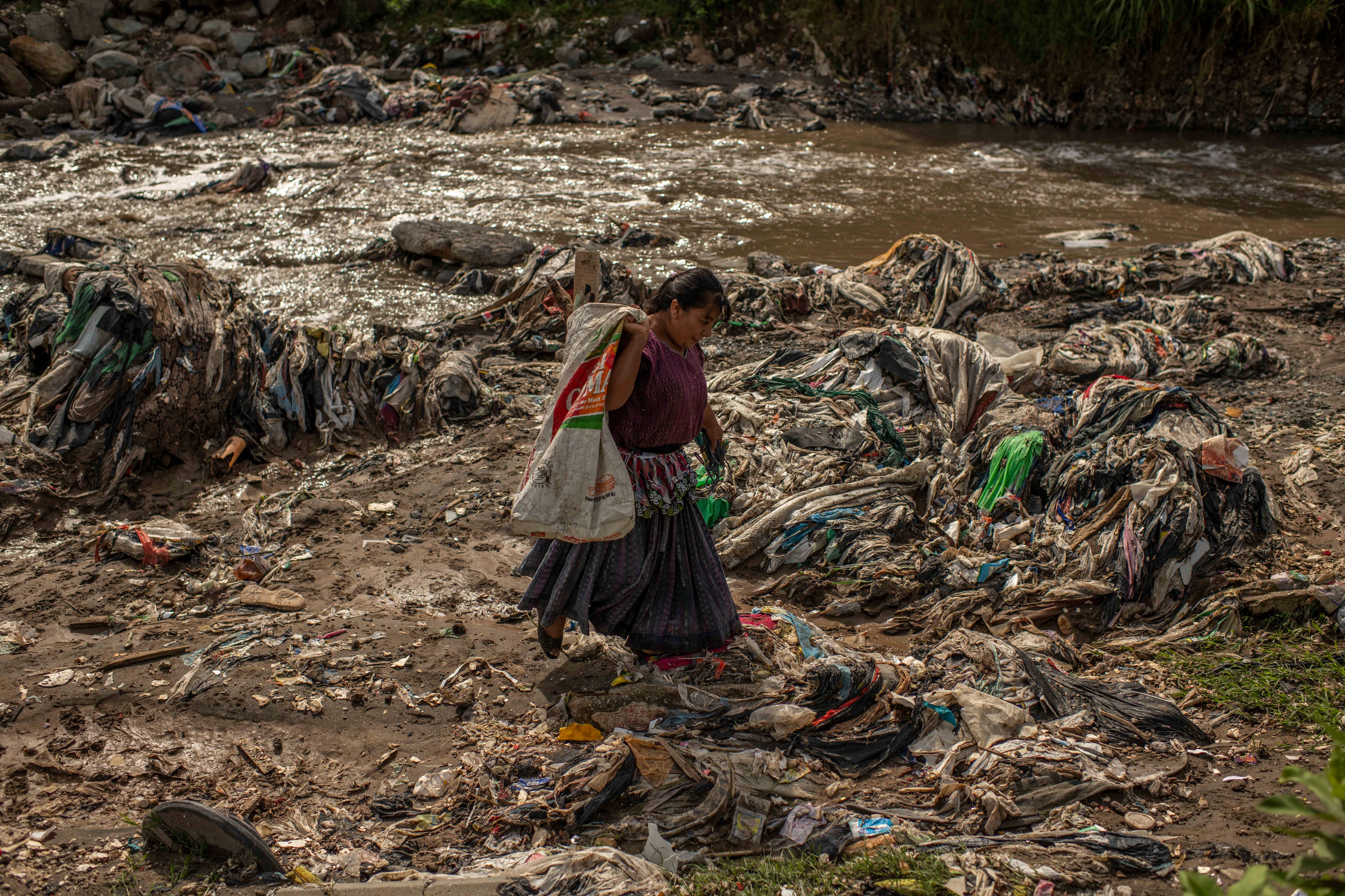 Una recolectora de basura en el Río Las Vacas, en el municipio de Chinautla, Guatemala.