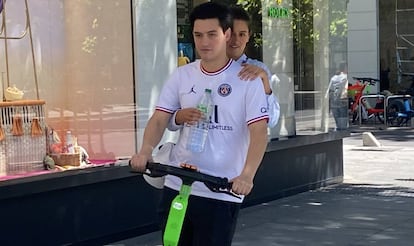 Un patinete con dos conductores circula por la acera, algo que está prohibido.