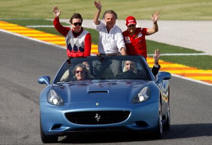 La alcaldesa de Valencia, Rita Barberá, y el presidente de la Generalitat, Francisco Camps, pasean el 15 de noviembre de 2009 a Fernando Alonso, el presidente de Ferrari, Luca Cordero, y a Felipe Massa, en una exhibición de la escudería italiana en el circuito de Cheste.