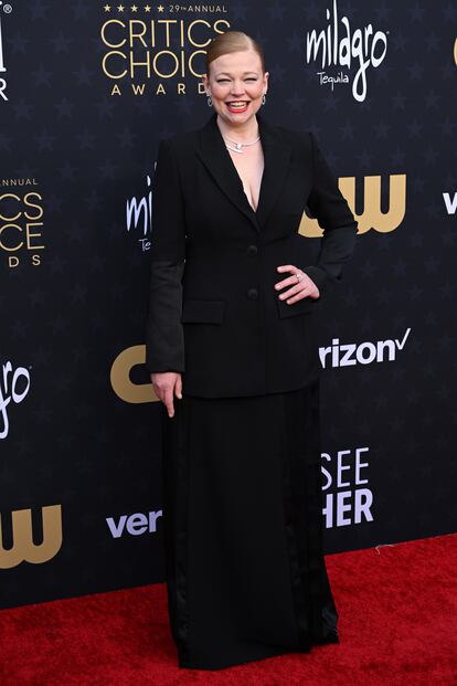 Sarah Snook ganó en la categoría de mejor actriz en una serie dramática por 'Succession'. Lo recogió vestida de negro, con un traje de falda y chaqueta de Cong Tri que completó con joyas de Buchere.