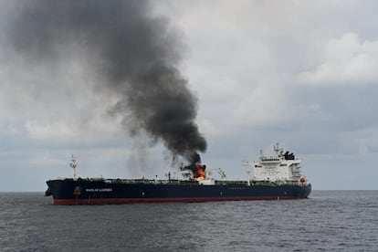 El buque mercante 'Marlin Luanda' incendiado tras un ataque con un misil hutí, el sábado en el golfo de Adén.