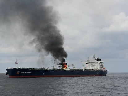 El buque mercante 'Marlin Luanda' incendiado tras un ataque con un misil hutí, el sábado en el golfo de Adén.