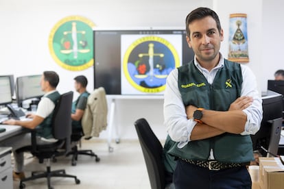 El comandante jefe de la unidad CRAIN de la Guardia Civil, en sus instalaciones de Sevilla.