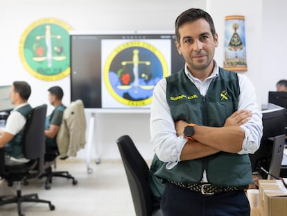 El comandante jefe de la unidad CRAIN de la Guardia Civil, en sus instalaciones de Sevilla.