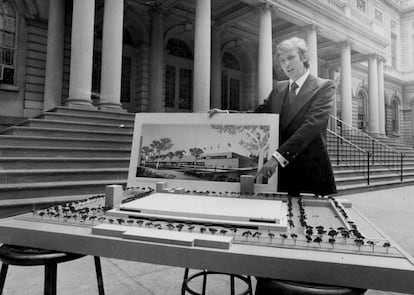 A sus 35 años ya había transformado el edificio de la calle 42 en Manhattan en el hotel Grand Hyatt, todavía en sus manos, y por 100 millones de dólares se hizo con la Trump Tower en la Quinta Avenida. En la imagen, muestra una maqueta de sus proyectos inmobiliarios, en 1977.