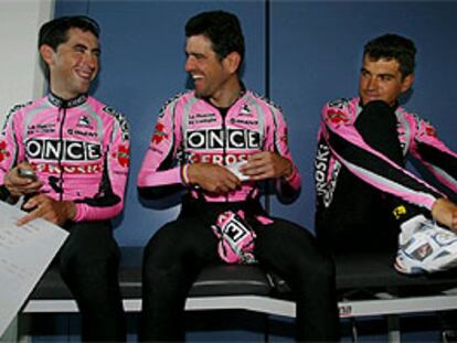 Beloki, Olano e Igor González de Galdeano (de izquierda a derecha) esperan para el control médico previo al Tour.