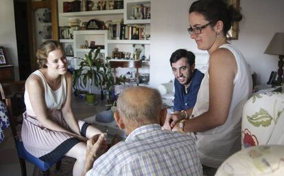 Mar&iacute;a (izquierda) y Nuria, voluntarias; Alfonso Garc&iacute;a de la Puente, psic&oacute;logo y Tom&aacute;s Rey (de espaldas), que padece demencia senil.