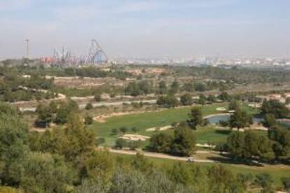 Vista de los terrenos del proyecto BCN World, un gran complejo turístico basada en casinos, hoteles y compras, junto al parque temático Port Aventura (al fondo), antes de la presentación de un manifiesto en el que diversos agentes socioeconómicos de Tarragona defienden el gran proyecto y acusan a los políticos de entorpercer el proyecto.